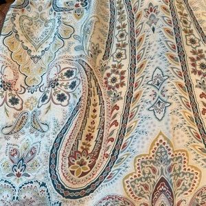 Tahari home queen duvet cover. Lightweight, lightly used. Two shams included.